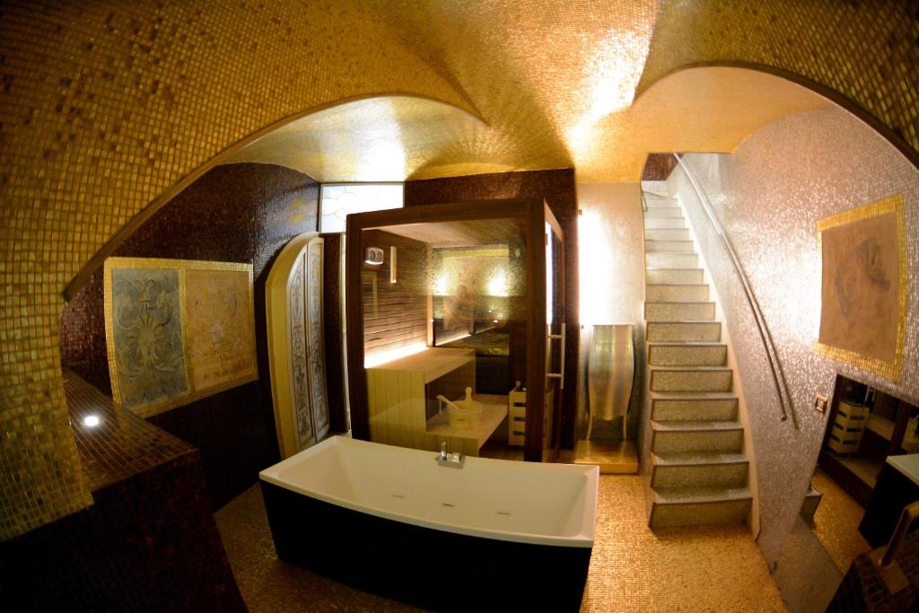 baño con bañera y escalera en Il MOSAICO piccola spa en Verona