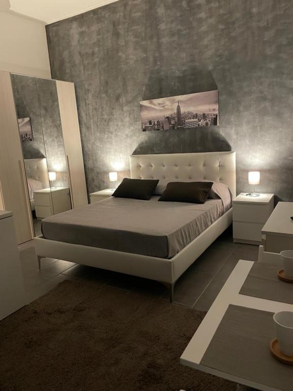 フィウミチーノにあるIl CASALETTO di Lauraのベッドルーム1室(大きな白いベッド1台、テーブル2台付)