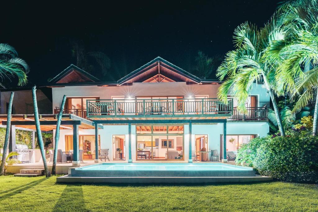 una casa grande con piscina frente a ella en Newly Added Beautiful Villa at Puerto Bahia - Breakfast Included, en Santa Bárbara de Samaná