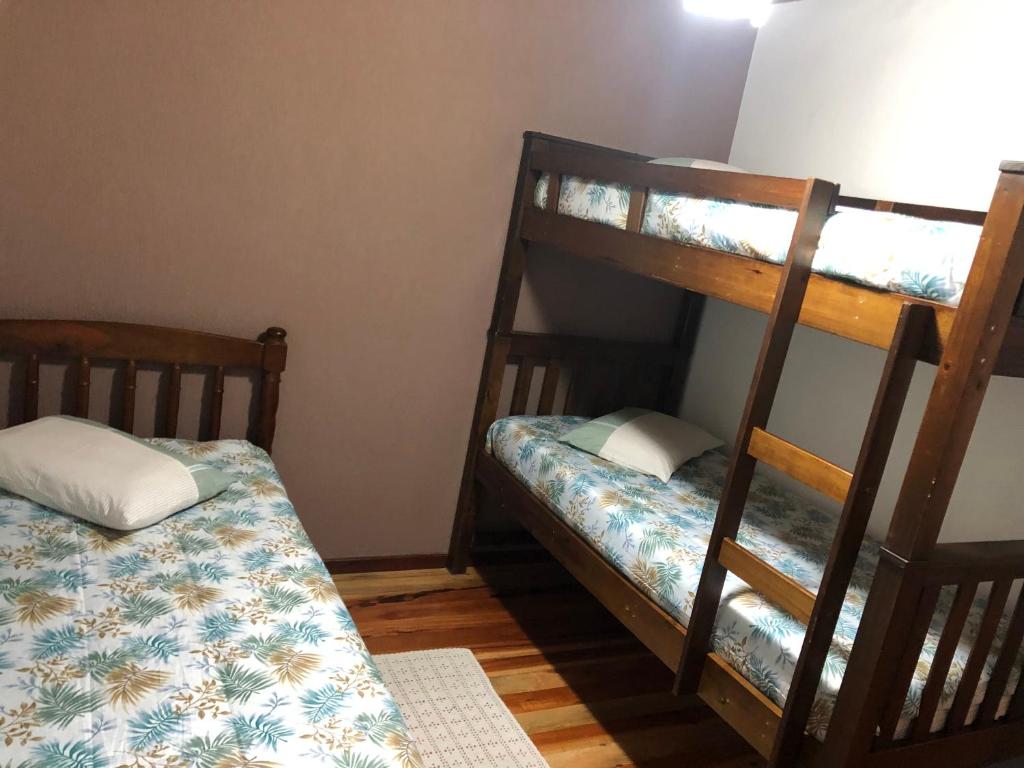 2 stapelbedden in een kamer met een bed bij Sonho Meu in Campos do Jordão