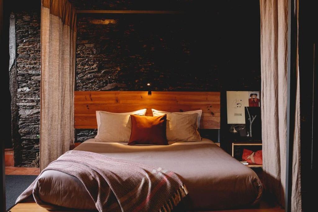 1 dormitorio con 1 cama grande con sábanas y almohadas marrones en Porto Natura Loft, en Valongo