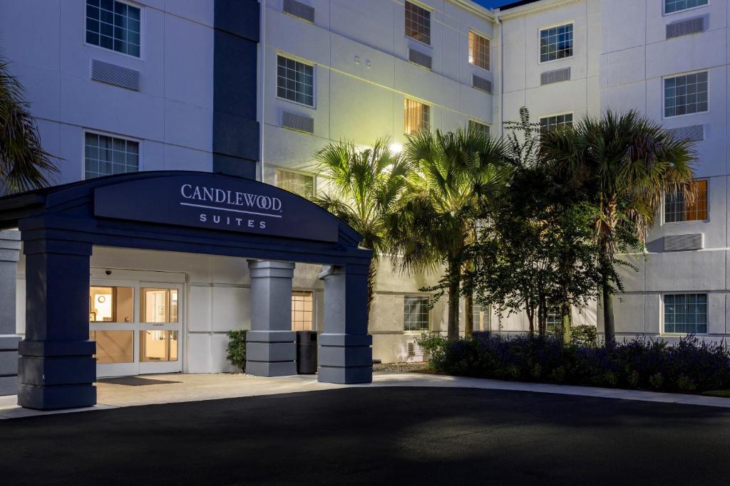 een gebouw met een bord met uitzicht op de canyon suites bij Candlewood Suites - Bluffton-Hilton Head, an IHG Hotel in Bluffton