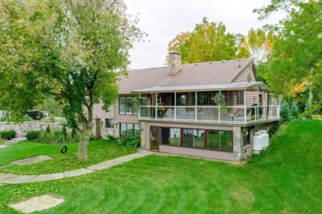 Luxury 6 Bedroom Waterfront Cottage!, Kawartha Lakes (updated prices 2024)