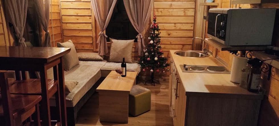 een woonkamer met een kerstboom in een blokhut bij Vikendica-Brvnara Pine in Pale