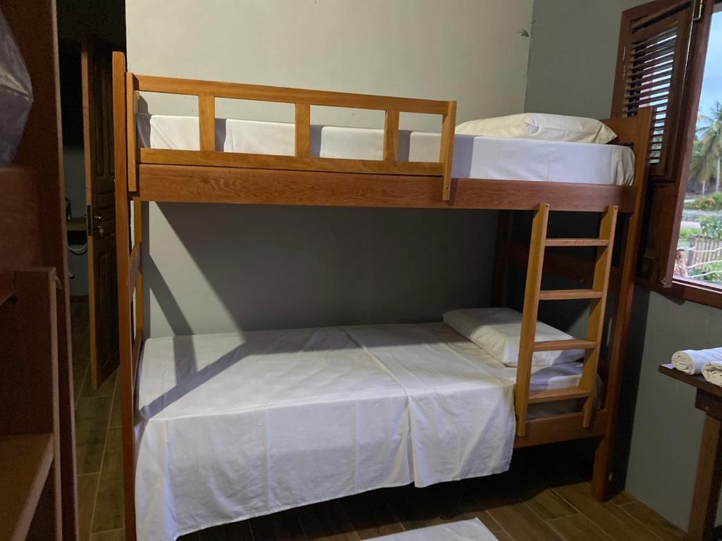 Ein Etagenbett oder Etagenbetten in einem Zimmer der Unterkunft Tikira Quarto - Atins