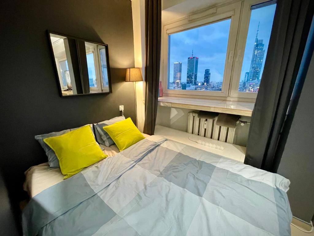 Posteľ alebo postele v izbe v ubytovaní SAWA Apartment 2xMetro WiFi 500 Mbs 50’TV Netflix HBO AppleTV+