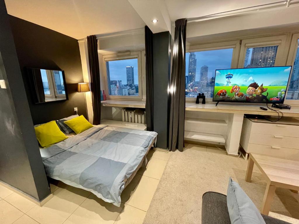 Posteľ alebo postele v izbe v ubytovaní SAWA Apartment 2xMetro WiFi 500 Mbs 50’TV Netflix HBO AppleTV+