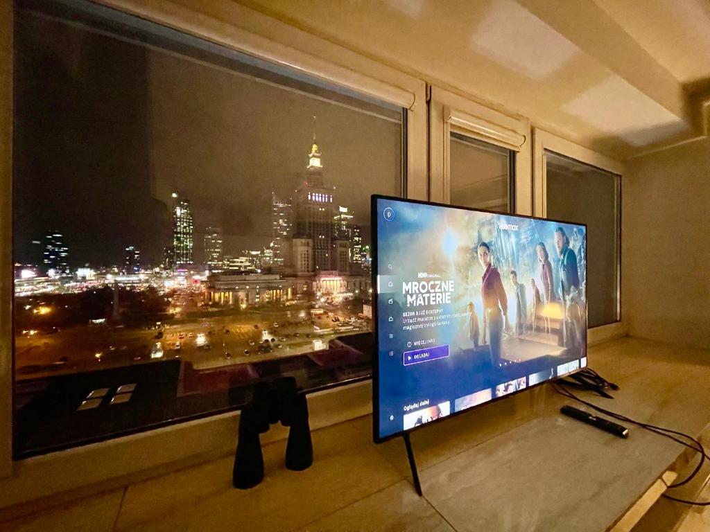 Televízia a/alebo spoločenská miestnosť v ubytovaní SAWA Apartment 2xMetro WiFi 500 Mbs 50’TV Netflix HBO AppleTV+