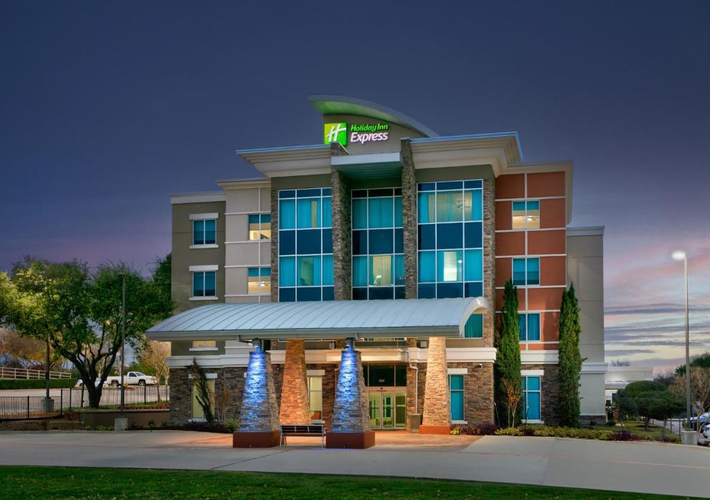 eine Darstellung der Vorderseite eines Hotels in der Unterkunft Holiday Inn Express & Suites North Dallas at Preston, an IHG Hotel in Dallas