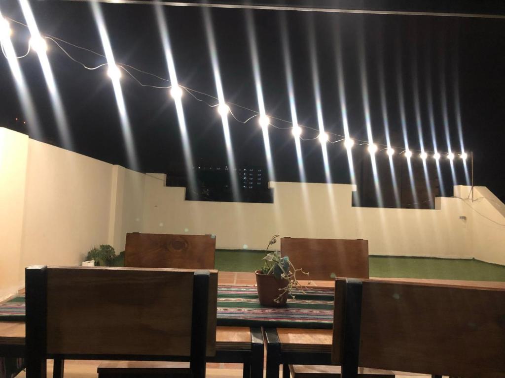 un comedor con mesas, sillas y luces en Alojamiento la salteñita en Salta
