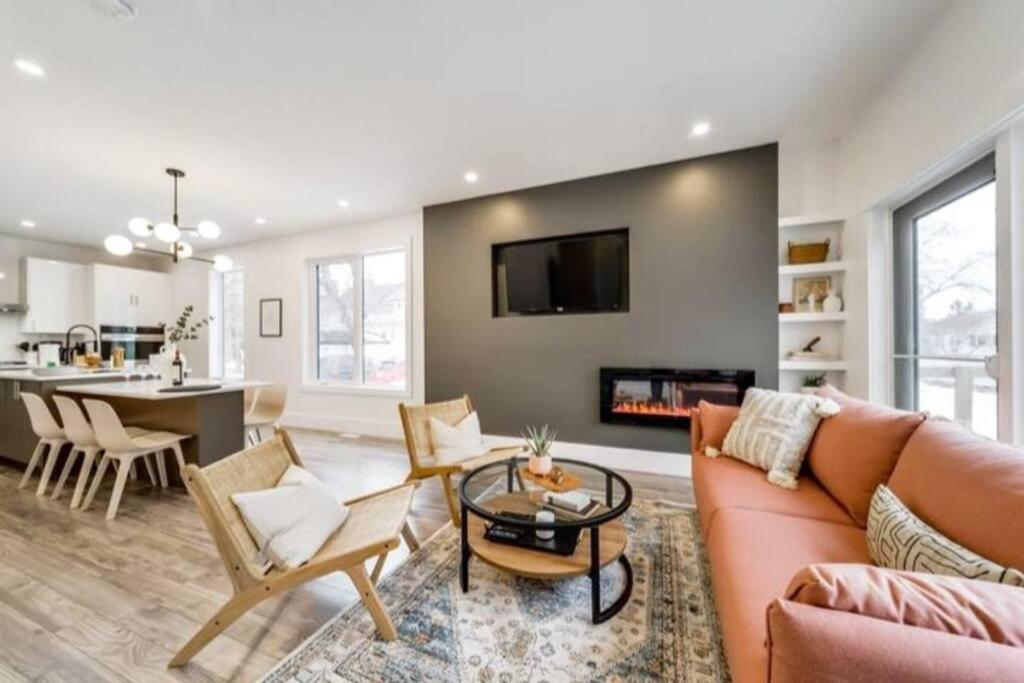 - un salon avec un canapé et une table dans l'établissement ✦Chic Haven✦3BR Near DT & WEM, King Bed, Trails, Fast Wifi, Sleeps 6!, à Edmonton