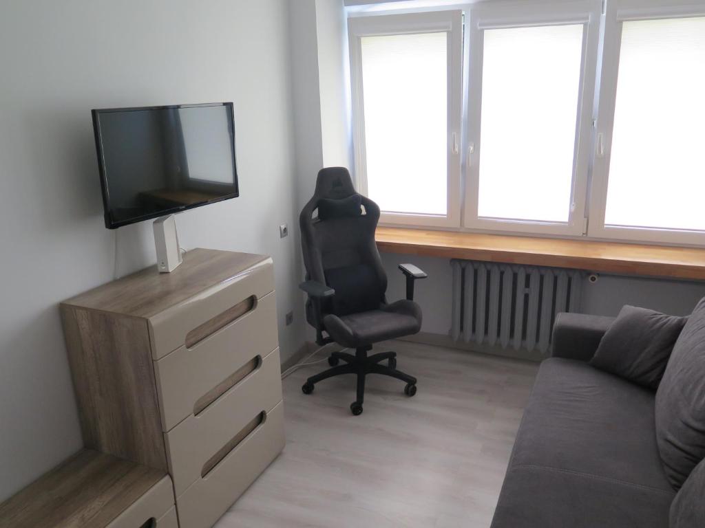 Televízia a/alebo spoločenská miestnosť v ubytovaní Apartament Nadmorski Piastowska 66