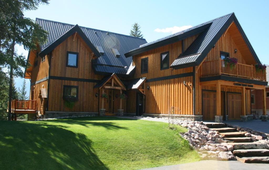 ein großes Holzhaus mit schwarzem Dach in der Unterkunft Canyon Ridge Lodge in Golden