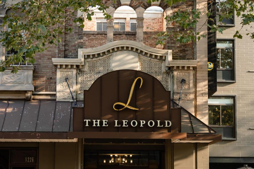 Hotel Leo في بيلينجهام: عماره فيها ساعه فوق مخزن