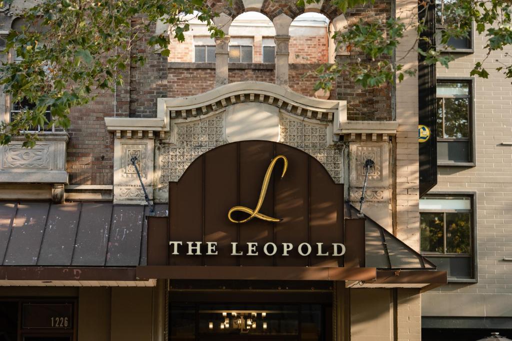 un edificio con un orologio in cima a un negozio di Hotel Leo a Bellingham