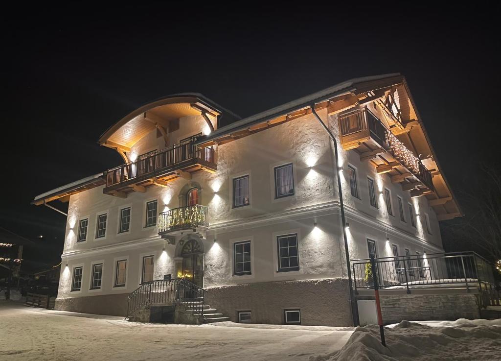 ein großes weißes Gebäude mit Lichtern in der Nacht in der Unterkunft Das Weber in Sankt Jakob in Defereggen