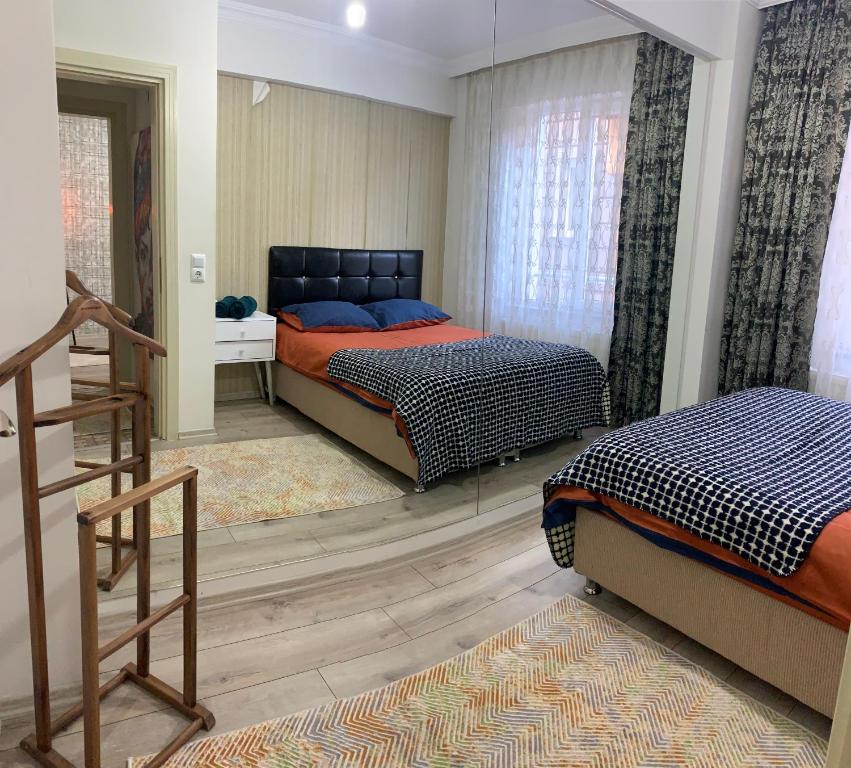 1 dormitorio con 2 camas y escalera. en Şehri ala evleri, en Kütahya