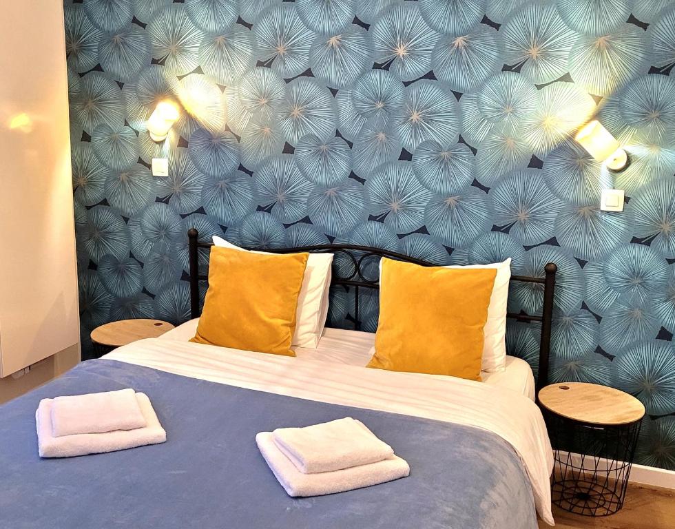een slaapkamer met een bed met twee handdoeken erop bij Brand new ROOMS with private bathroom and balcony-terrasse in Brussel
