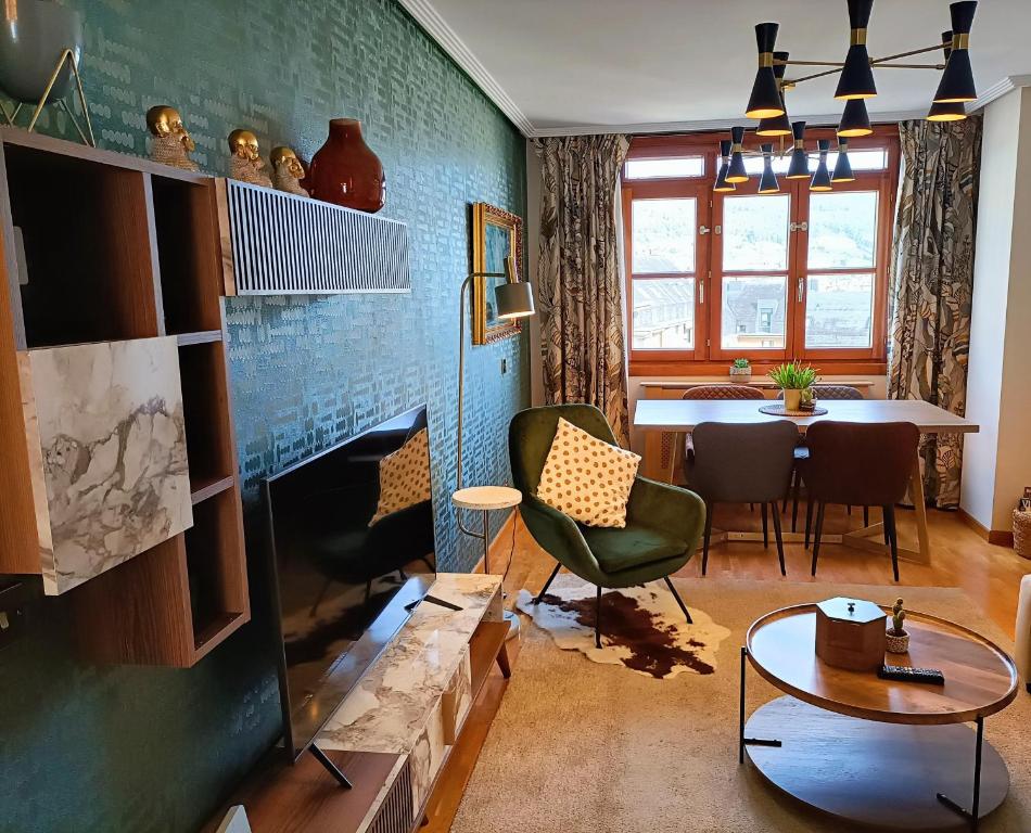 sala de estar con chimenea y mesa en LA ERIA II, muy luminoso,WIFI, garaje,15 a pie al centro, en Oviedo