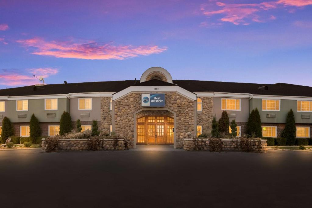 Best Western Mountain View Inn في سبرينغفيل: مبنى حجري كبير مع باب كبير