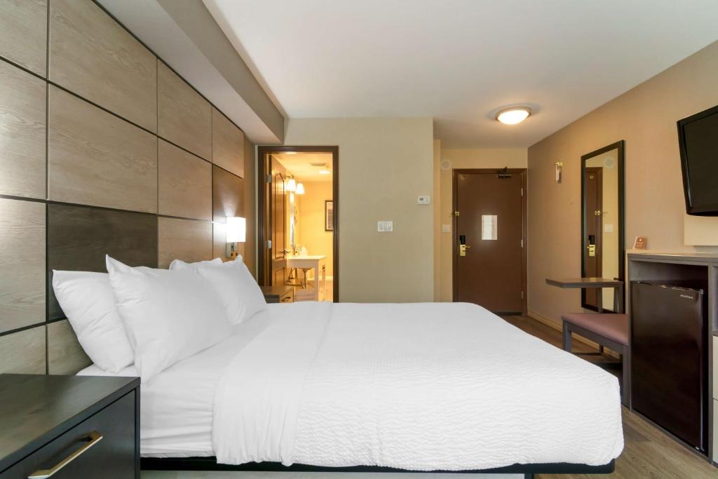Postel nebo postele na pokoji v ubytování Best Western Premier Aberdeen Kamloops