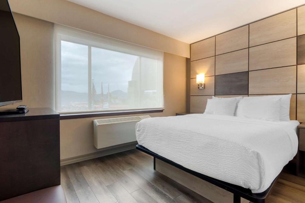 Postel nebo postele na pokoji v ubytování Best Western Premier Aberdeen Kamloops