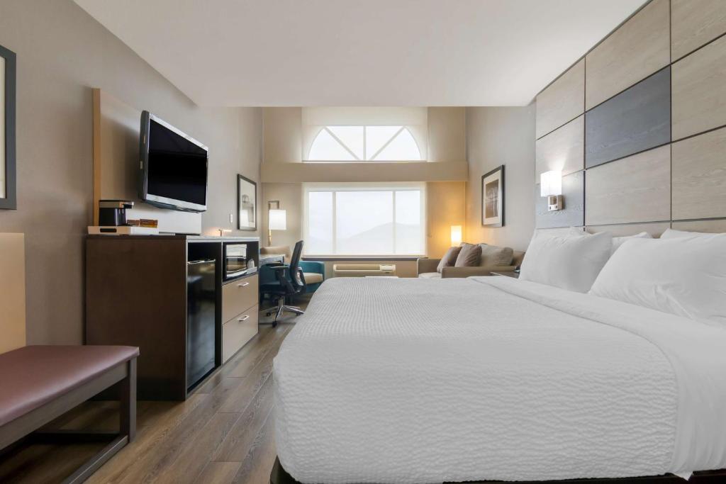 Postel nebo postele na pokoji v ubytování Best Western Premier Aberdeen Kamloops