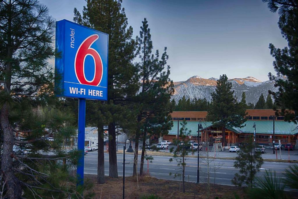 Motel 6-Mammoth Lakes, CA في بحيرات ماموث: علامة على محطة وقود "ميرسي سنتر"