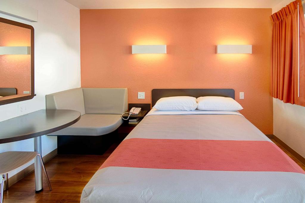 Motel 6-Mammoth Lakes, CA - Habitación De La Reina