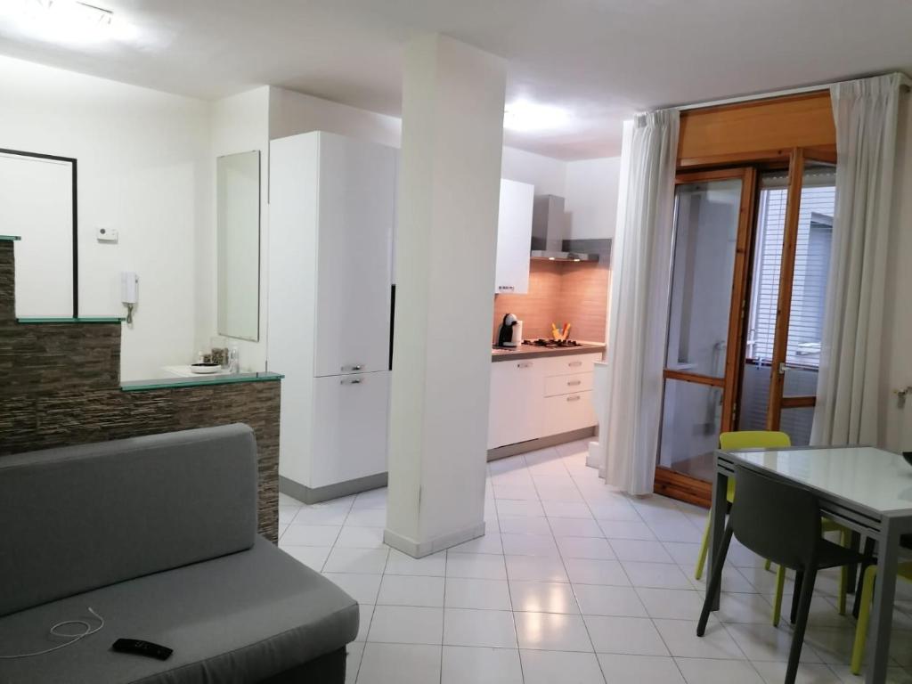 uma cozinha com uma mesa e uma sala de jantar em Appartamento Bellavista em Pisa
