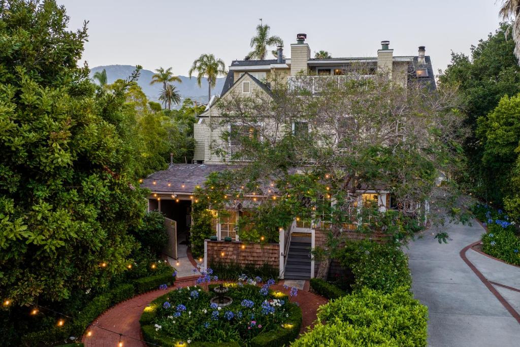 De La Vina Inn في سانتا باربرا: اطلالة جوية على منزل مع حديقة