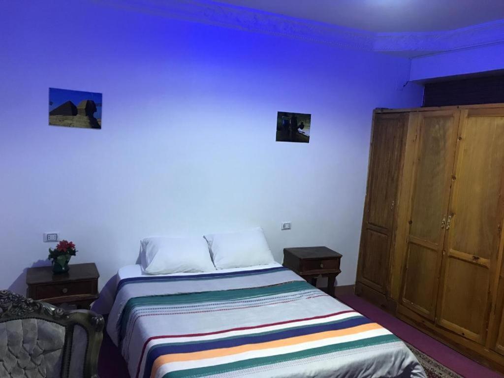 Un pat sau paturi într-o cameră la Studio Farida Pyramids View