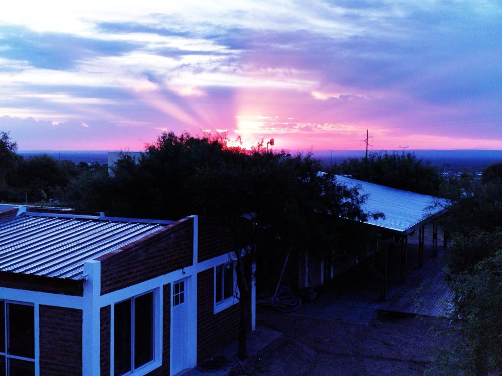 una puesta de sol desde el techo de una casa en Complejo Puesta del Sol san Luis en La Punta