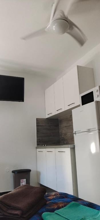 A television and/or entertainment centre at Lodge El Muelle Arinaga