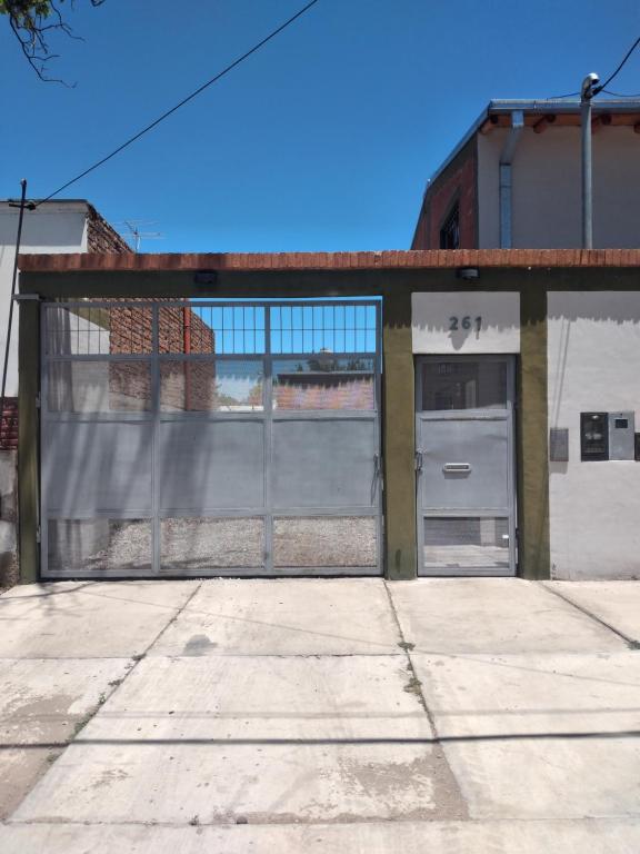 un edificio vacío con un garaje con una gran ventana en Departamento mario en San Rafael