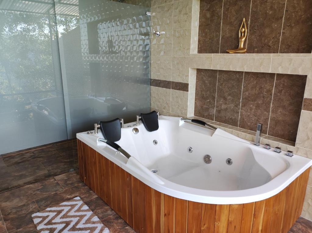 Koupelna v ubytování Tambo Eco Hotel