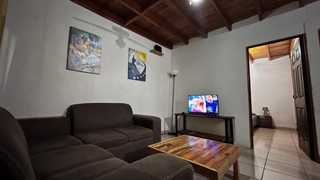 salon z kanapą i stolikiem kawowym w obiekcie Casa Cuatro Lunas w mieście Lagunilla
