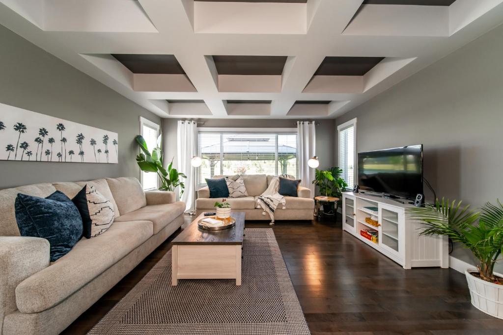 Posezení v ubytování Amazing Luxe Home, AC, HUGE Yard, FirePit, Pet Friendly, Sleeps 10!