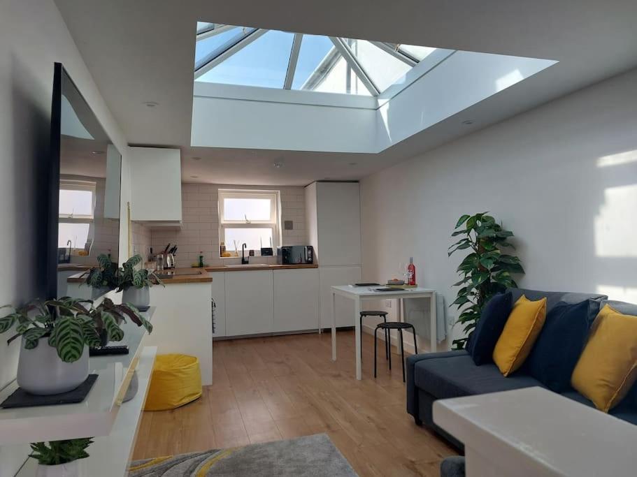Η κουζίνα ή μικρή κουζίνα στο 1 bedroom modern duplex