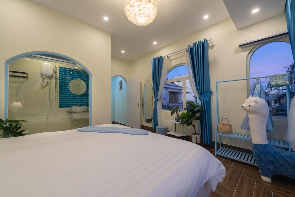Postel nebo postele na pokoji v ubytování Blue House Nguyên Căn Ngay Trung Tâm Có Máy Lạnh