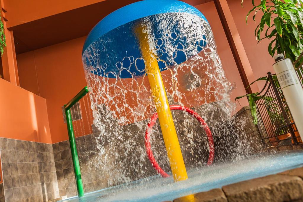 una fuente de agua en una piscina con en Hotel Ambassadeur et Suites, en Quebec