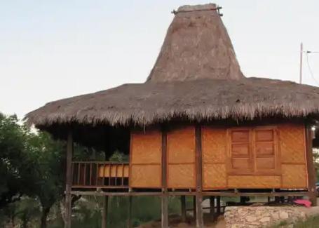 une petite cabane au toit de chaume dans l'établissement GUEST HOUSE, à Ndangu