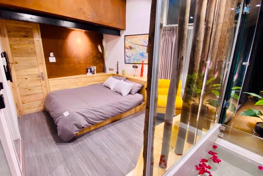 Postel nebo postele na pokoji v ubytování HomestayCHAT*InfinityTub2*Netflix*Hanoi*OldQuarter