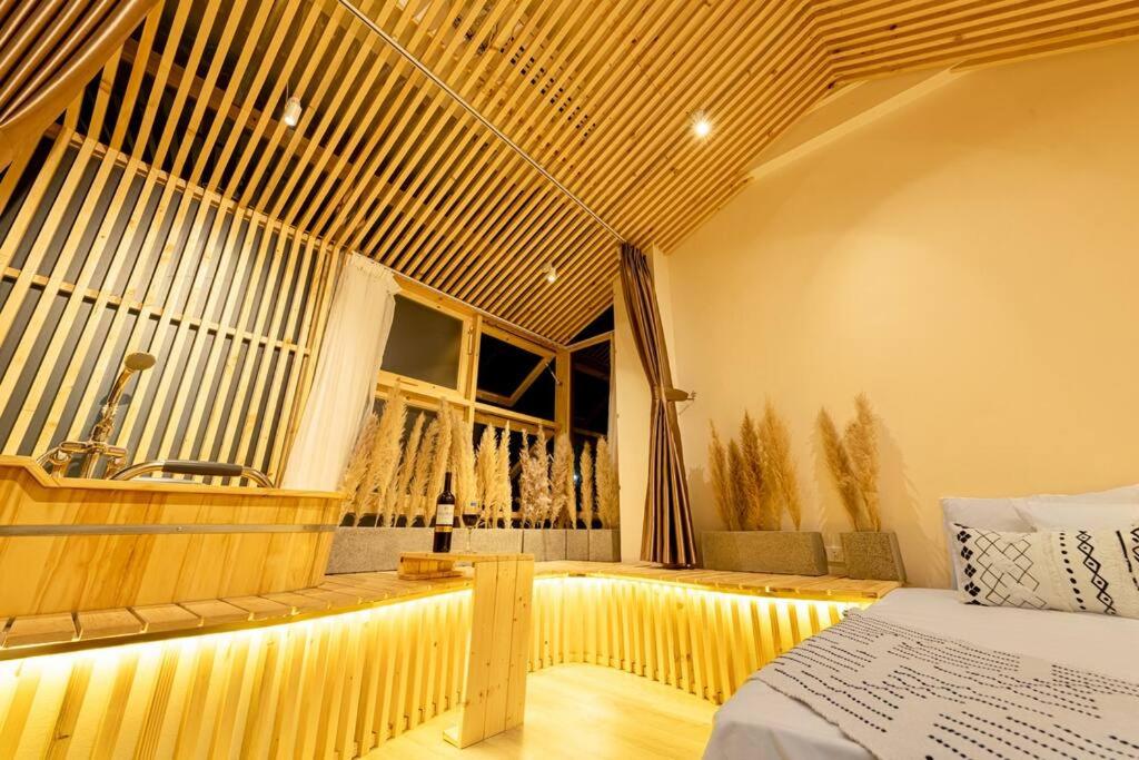 ein Schlafzimmer mit einem Bett und einem großen Fenster in der Unterkunft HomestayCHAT*TropicalHome1*OldQuarter*Hanoi in Hanoi