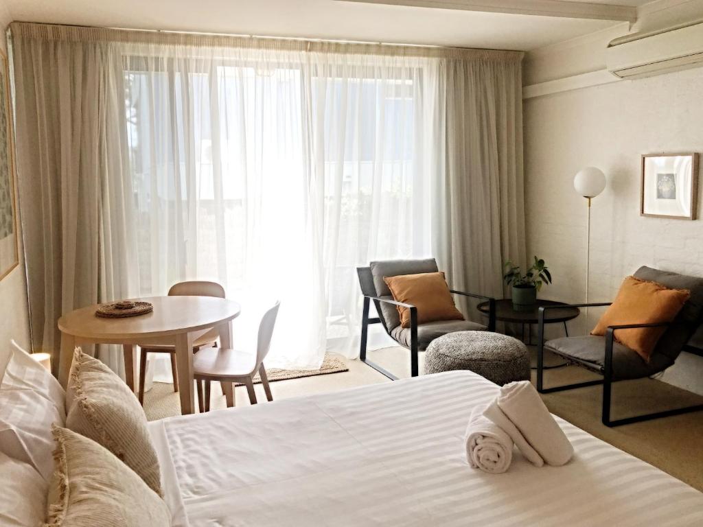 Postel nebo postele na pokoji v ubytování Lorne Surf Apartments