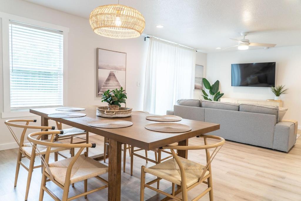 *New 4 bdrm home* minutes from JAX Intl. airport! - Housity