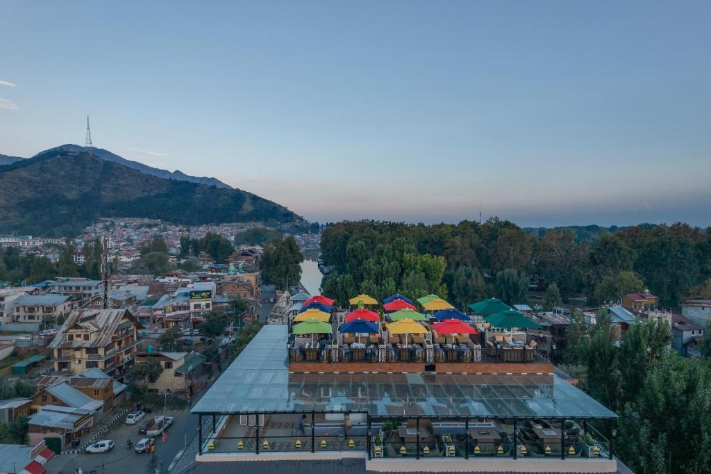 Nespecifikovaný výhled na hory nebo výhled na hory při pohledu z hotelu