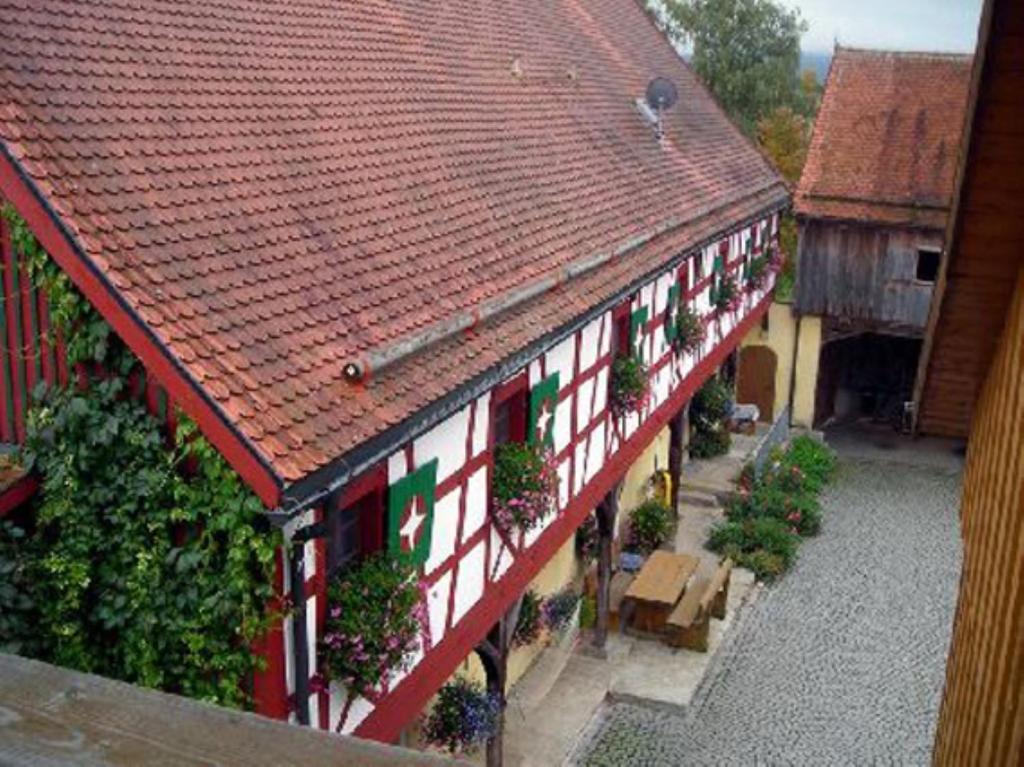 una vista aérea de un edificio con techo rojo en Gasthof-Pension Kesslsimerhof, en Neualbenreuth