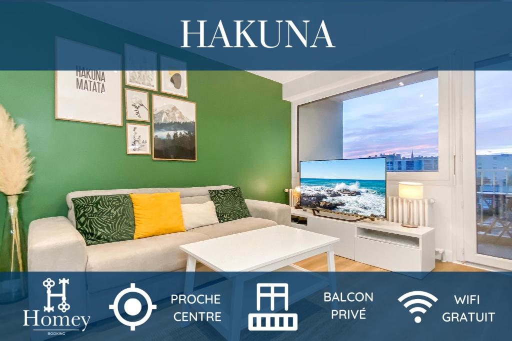 sala de estar con sofá y TV en HOMEY HAKUNA - Proche centre / Balcon privé / Wifi gratuit, en Annemasse