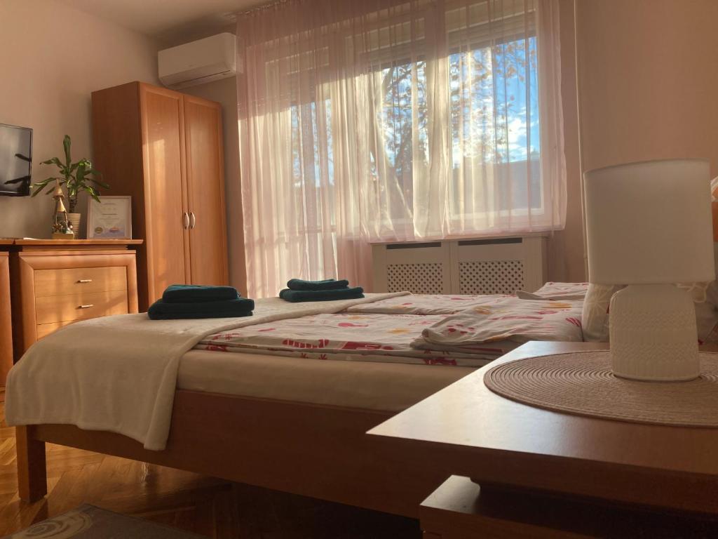 Łóżko lub łóżka w pokoju w obiekcie Fürdő Apartman